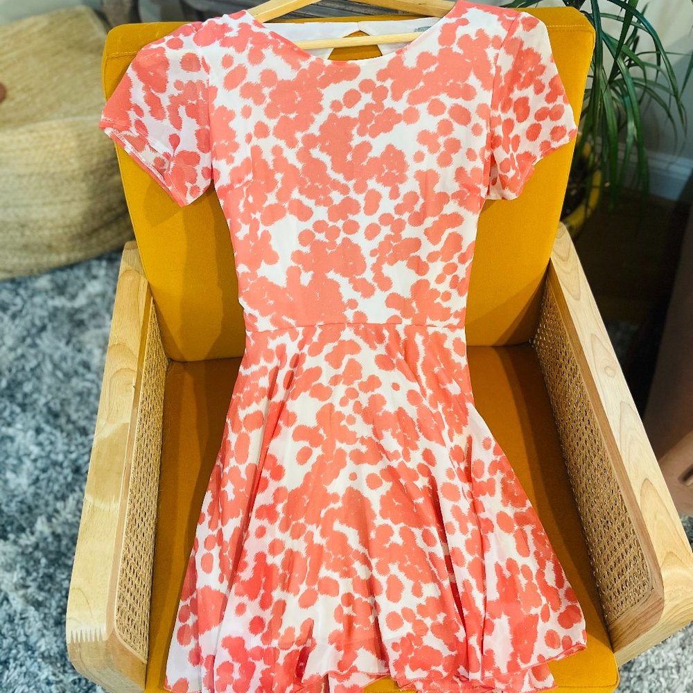 LOVE Cute dress - Orange/White Abstract w/an open back